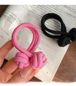 Détails des chouchous élastiques tressés roses et noirs avec un design à double nœud