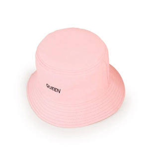 Vue détaillée du chapeau bob rose en coton avec broderie QUEEN noire et coutures de bord