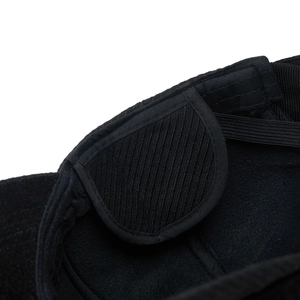 Makrodetail aus atmungsaktivem schwarzem Stoff und Premium-Nähten an der Winter-Baseballkappe
