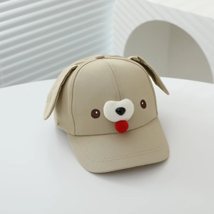 Détail de la casquette chiot kaki avec oreilles 3D et broderie en peluche pour enfant