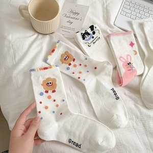 Chaussettes blanches en coton avec motifs chats et ours mignons dans un décor cosy