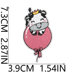 Toppa ricamata mucca su palloncino rosa con dimensioni dettagliate di 7,3x3,9 cm