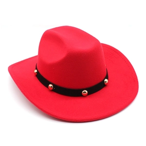 Klassischer roter Wollfilz-Fedora-Hut mit schwarzem Nietband und Western-Cowboy-Krempe