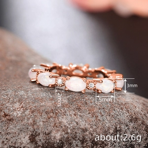 Bague éternité en or rose avec opale blanche ovale et zircone sur pierre naturelle