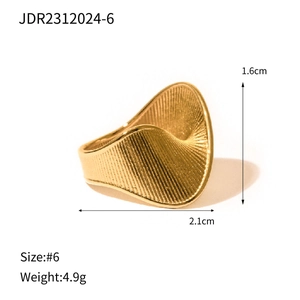Anello in acciaio inossidabile dorato con texture a onde e specifiche delle misure