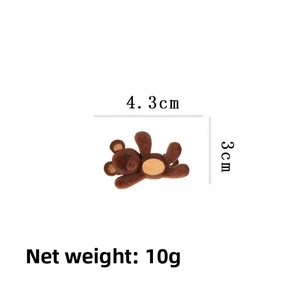 Détail d'une pince à cheveux ours brun montrant les dimensions 4,3 cm x 3 cm et le poids