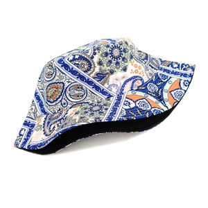 Vue détaillée d'un chapeau bob à motif paisley avec des coutures premium et mandalas