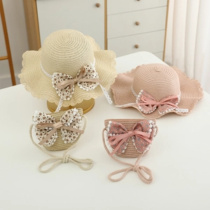 Set cappello di paglia per bambina e borsa abbinata con fiocchi floreali e pizzo elegante