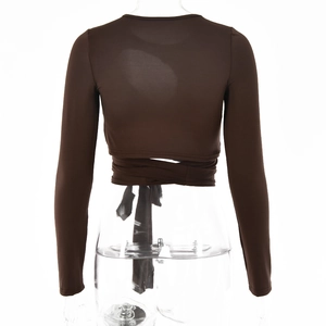 Detailansicht der Schnürung mit Kreuzbändern am Rücken des braunen Langarm-Crop-Tops