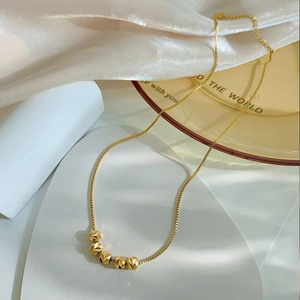 Minimalistische goldene Box-Halskette mit fünf geometrisch facettierten Perlen für Damen