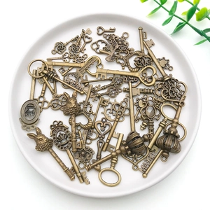 Dettaglio di chiavi in lega di bronzo antico assortite per la creazione di gioielli DIY