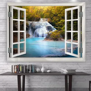 Dettaglio di un arazzo da parete con vista 3D su foresta rigogliosa e paesaggio cascata