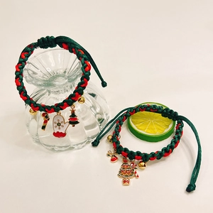 Weihnachts-Halsbandset für Haustiere mit rot-grünen Seilen und festlichen Anhängern aus Legierung