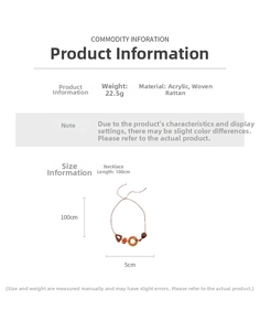 Détails du collier ethnique en résine et rotin de 100cm de long et 22,5g de poids