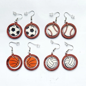 Set mit vier Holz-Ohrringen mit Fußball-, Baseball-, Basketball- und Volleyball-Motiven