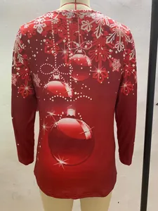 Detail eines roten Weihnachts-Langarmshirts mit festlichen Schneeflocken- und Kugelmustern