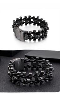 Détail macro du bracelet tête de mort pour homme en cuir tressé et acier 316L
