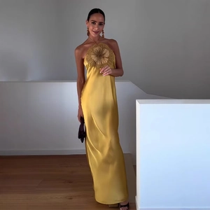 Robe longue dos nu en satin jaune élégante avec fleur 3D et silhouette ajustée chic