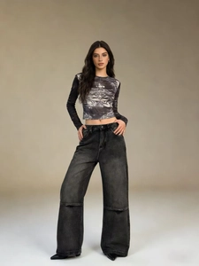 Detailansicht der gewaschenen schwarzen High-Waist-Jeans mit weitem Bein und Knie-Rissen