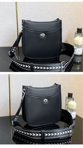 Detailansicht der schwarzen Tasche aus Narbenleder mit Jacquard-Gurt und Silberbeschlägen