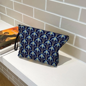 Borsa cosmetica blu con stampa iris, cinturino da polso e cerniera per il viaggio