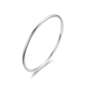 Makro-Detail eines minimalistischen silbernen Titanstahl-Armreifs mit poliertem Finish