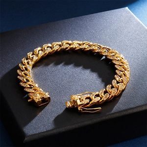 Dettaglio del bracciale hip hop a maglia cubana dorata con zirconi bianchi su portagioie