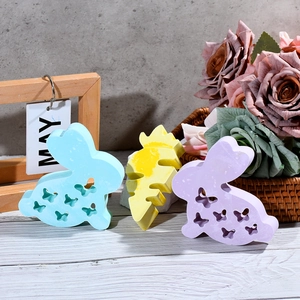 Détail de moules en forme de lapin et carotte avec motifs de papillon évidés