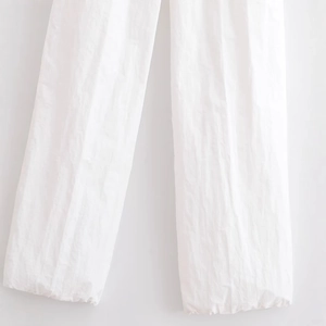 Pantalon blanc minimaliste avec coupe décontractée et texture naturelle froissée unique