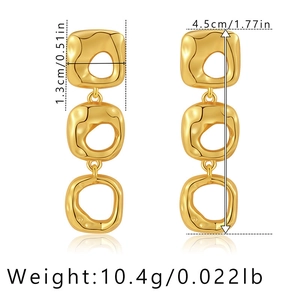 Detail view of 18K gold earrings with dimensions 1.3x4.5cm and weight 10.4g shown