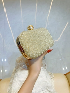 Elegante pochette da sera con perle e cornice dorata per matrimoni e cerimonie