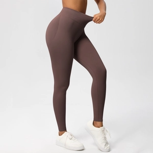 Detailaufnahme der braunen High-Waist-Yogahose aus nahtlosem, hochelastischem Stoff