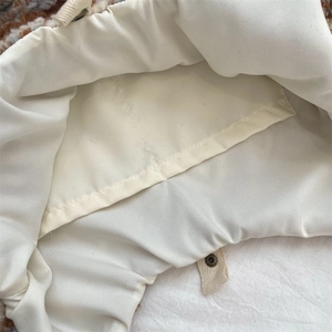 Detail der Plüschtasche mit Innenfutter und Metall-Druckknopfverschluss