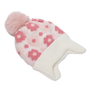 Détail du bonnet en maille jacquard rose avec pompon en fausse fourrure et protège-oreilles