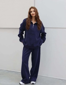Détail de la broderie Jardín sur un sweat à col zippé bleu foncé pour femme