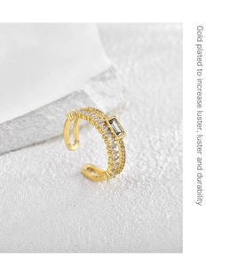 Dettaglio anello placcato oro 18K con zircone rettangolare e doppia fila di pavé