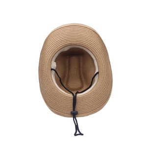 Vue détaillée du dessus du chapeau de paille tissé avec doublure et jugulaire.