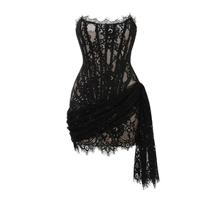 Détail d'une mini-robe corset en dentelle avec structure baleinée et dentelle cil