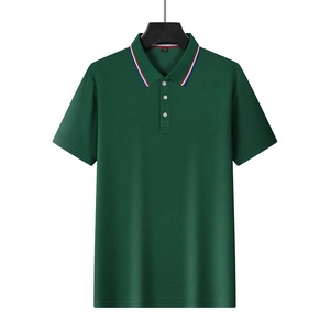 Vue détaillée du polo vert foncé en piqué avec col à rayures rouges et blanches
