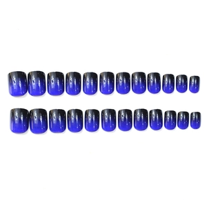 Faux ongles courts carrés avec dégradé bleu et noir style manucure française chic
