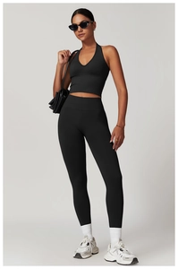 Vue d'ensemble d'un ensemble sans couture noir avec haut court et legging taille haute