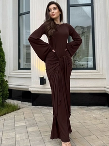 Robe longue marron foncé à manches longues avec taille froncée et poignets évasés en extérieur