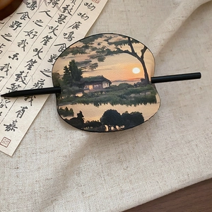 Detail eines eleganten chinesischen Leder-Haarstabs mit Berg-Sonnenuntergang-Landschaft