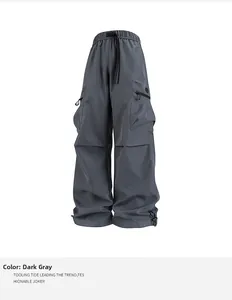 Detalle de los pantalones cargo gris oscuro con cordones ajustables y grandes bolsillos laterales