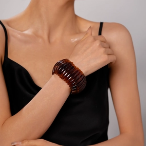 Gros plan sur un bracelet vintage en acrylique ambré avec des maillons géométriques texturés