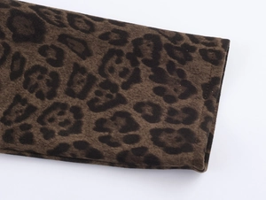 Gros plan détaillé sur la texture du daim à imprimé léopard du poignet de la robe