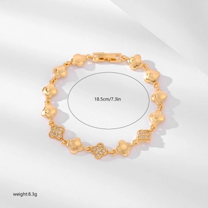 Detailansicht eines 18,5cm vergoldeten Kleeblatt-Armbands mit Zirkonia-Steinen