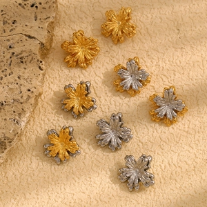 Ohrstecker aus 18K vergoldetem Edelstahl in Blattform in Gold und Silber Optik