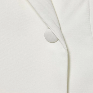 Elegant white commuter suit jacket featuring a premium fabric texture and fabric-covered button