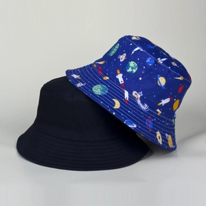 Chapeau bob réversible en coton avec motifs de fusées spatiales et design noir